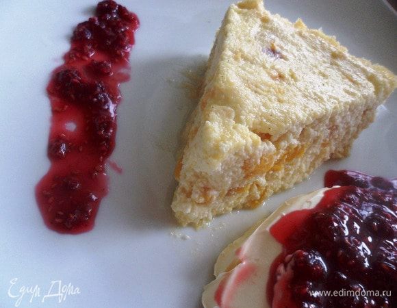 Поставить запеканку в духовку разогретую до 180 градусов на 40-45 минут. Готовой запеканке дать остыть, затем вынуть из формы и нарезать на порционные куски