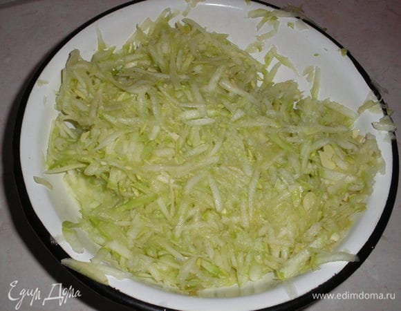 Для начала трем кабачок на средней терке, солим, оставляем на несколько минут чтобы пустил сок, отжимаем. Мякоти кабачка должно быть примерно 300 грамм.






