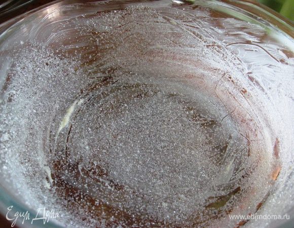 Духовку разогреваем до 180 градусов. Форму смазываем сливочным маслом, обсыпаем сахаром. Ставим в морозилку. Потом, при выпечке сахар карамелизируеться и образует легкую цвета солнца корочку, очень нежную и вкусную. 