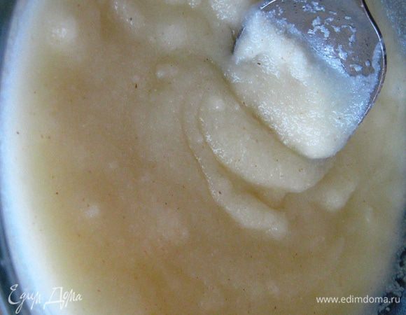 Молоко и масло ставим на огонь, доводим до кипения. Добавляем манку, перемешиваем и варим еще минуты 3-4 и выключаем огонь. 