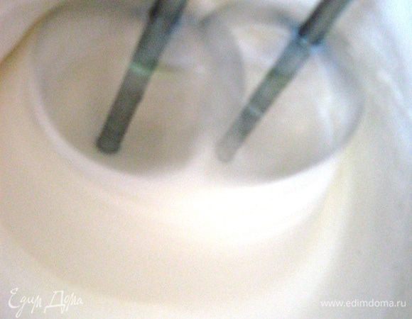 Белки с щепоткой соли и сахаром взбиваем до стойких пиков. Но будьте осторожны, не перебейте белки. Они должны быть насыщенны воздухом.  