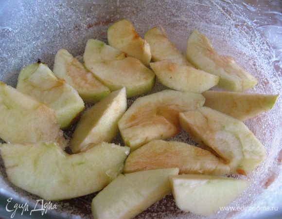Яблоко чистим, режем дольками. Выкладываем в форму.