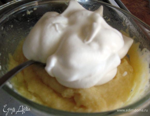 Белки аккуратно соединяем с остальной массой и выкладываем получившееся суфле поверх яблок. Ставим в духовку на 20-30 минут. 