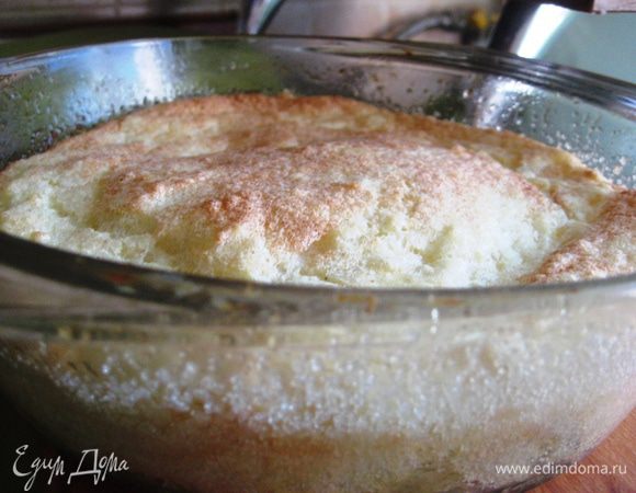 Готовим до приятной золотистой корочки. Духовку не открываем. Достаем из духовки. Буквально парочку минут на остывание и сразу подаем, чтобы не успело осесть. Как по мне, то изумительный завтрак, который не осядет на талии и при этом поможет организму запустится. Сочетание кисленького яблока и сладкого суфле-это нечто. А по правде говоря, невесомая структура и дивный запах просто пропишут этот рецепт у Вас дома.