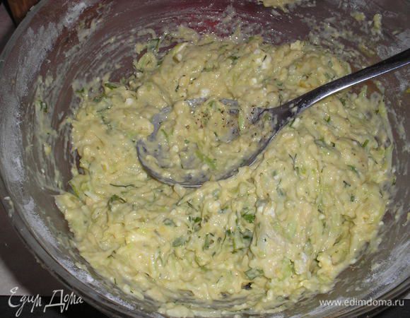 Добавляем кабачки и хорошо вымешиваем. тесто получается довольно густое.




