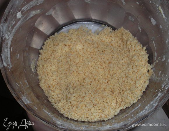 Готовим посыпку: сливочное масло и муку растираем в крошку, лучше это делать блендером





