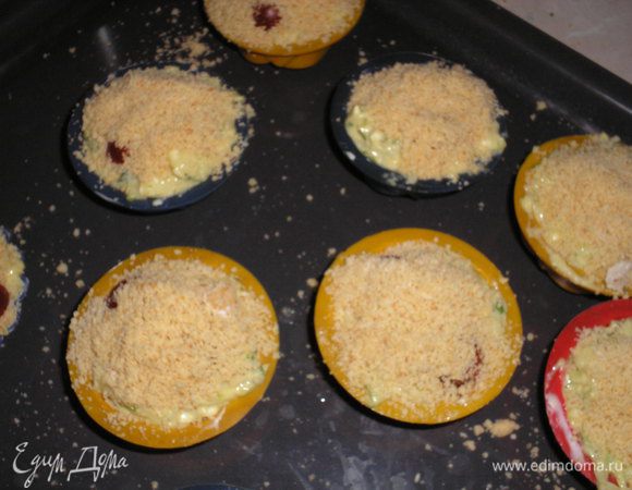 Посыпаем сверху кексы посыпкой Выпекаем в разогретой духовке при темп.190 гр. 30 минут. Еще на 5-10 минут оставляем кексы в выключенной духовке. Остужаем кексы в формочках.





