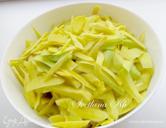 Перед тем , как готовить плов, нужно правильно нарезать его составляющие.
Желтую морковь сорта "мушак"  нарезают в Хорезме такой стружкой, будто стругают палку.