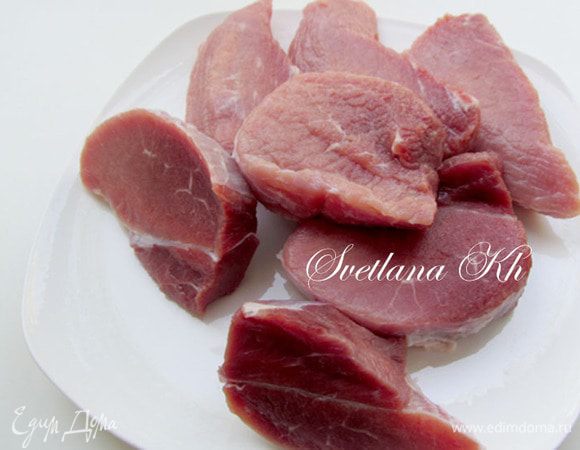 Мясо нарезаем крупными кусками. Лучше брать баранину или говядину.