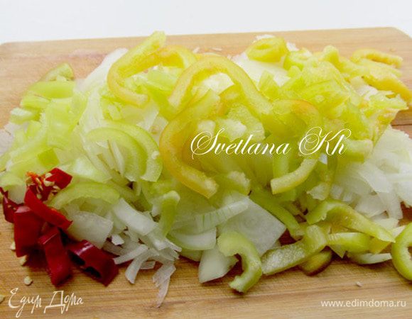 Лук, болгарский перец режем соломкой, острый перец колечками.