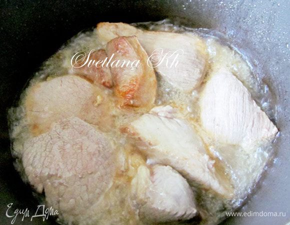 Нам понадобится казан. В казане накаляем масло до белого дыма. Да, да, открываем окно, включаем вытяжку, закрываем дверь в кухню.....
Опускаем в казан мясо... Осторожно, брызги! Сразу крышкой накрыть, чтобы успокоилось. Потом крышку открыть и жарить уже в открытом виде на довольно большом огне. Нужно, чтобы мясо запечаталось, а соки остались внутри. Солим.