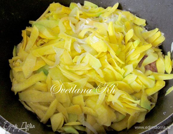 Как только мясо позолотилось, опускаем в казан лук с перцем, перемешиваем один раз. Практически не жарим, а через пару минут опускаем морковь. Тогда плов будет пахнуть по-особенному. Морковь поджариваем минуты 3-4, перемешиваем один раз. Снова солим. Добавляем пол стакана воды. Чем меньше воды добавить в зирвак, тем душистее будет плов. Накрываем крышкой и тушим полчаса на маленьком огне, почти в собственном соку от овощей.