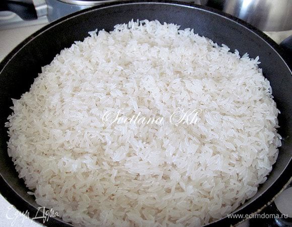 Рис для плова берем длинный, но не китайский. Тот, который не берет много воды и не крахмалистый сорт. Лучше всего подходит сорт Лазер, его выращивают в Узбекистане. Можно в магазинах найти нужный рис. Берите крупный, продолговатый и слегка желтый. Его промывают несколько раз и опускают в казан поверх моркови. Не перемешивают!!! Солят рис.