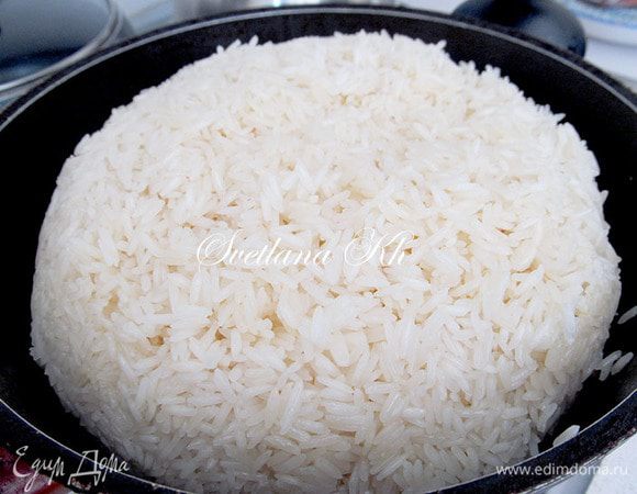 Через 15 минут открываем крышку и снова перемешиваем только рис, собирая его горкой к середине казана. Можно попробовать на соль. Образовавшийся конденсат под крышкой сливаем в казан. Снова закрываем крышкой и ждем еще 15 минут. Плов должен пропариться, а рис дойти  до готовности паром. Огонь - минимальный. Смотрите, чтобы рис не превратился в кашу, не разбух. Если вдруг воды добавили больше, чем нужно, то откройте крышку и дайте ей выпариться. А если наоборот, низ горит, а рис сухой и твердый - добавьте чуток воды и плотно накройте. Как только рис станет мягким, но останется плотным - плов готов. Его можно перемешать. Мясо достать и нарезать мелко.