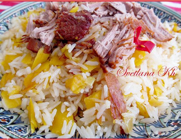 Подавать на широком блюде. Снизу рис с морковью, а мясо выкладывают сверху. А к плову хорошо подать салат ачик-чук  - это мелко нарезанные помидоры, репчатый лук, соль и острый перец. И конечно, обязательно пиала с чаем. Плов запивают только чаем. Приятного аппетита!