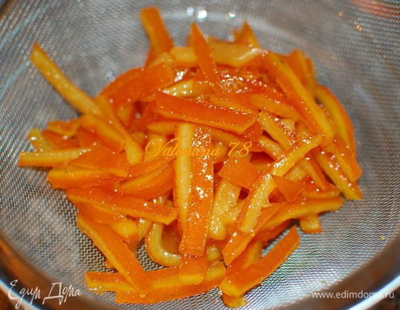 Откиньте на сито и дайте стечь остаткам сиропа. На плоское блюдо насыпьте сахарный песок, выложите апельсиновые корочки. Аккуратно перемешайте, чтобы они покрылись сахаром.