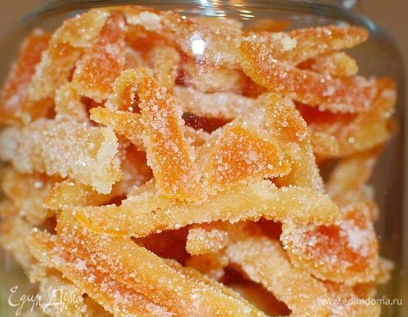 Если останутся цукаты, переложите их в стеклянную банку для хранения.