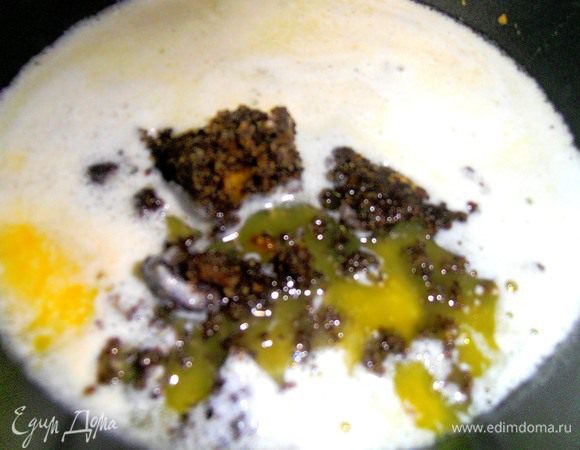 Растворяем в масле мак(у меня польская маковая начинка из банки,в ней чуть сахара,мёда и лёгкий алкогольный аромат)