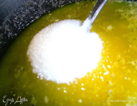 Сахар тоже размешиваем в тёплом масле...