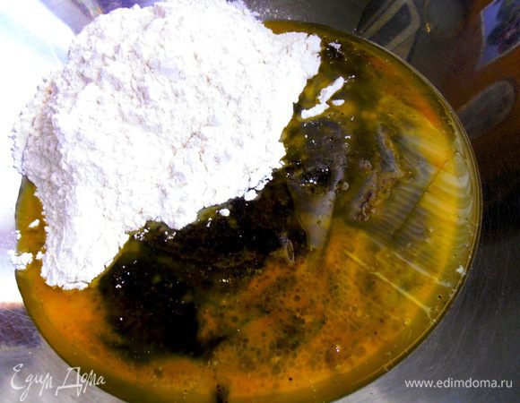 Начинаем вмешивать муку с содой...