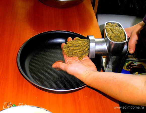 Закрепляем мясорубку и зовём ребятёнка на помощь(или мужа!)Только не забудьте вынуть крестовый ножик для фарша,он нам не нужен!Подхватываем тесто на ладонь и отрезаем по мере необходимости...