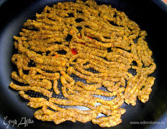 Заранее подставляем форму для выпечки(тефлоновую можно не смазывать!)и распледеляем в один слой слегка на расстоянии...