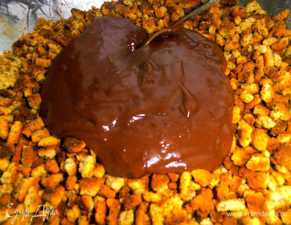 Пока пудинг горячий(так он быстрее пропитает)-вливаем в нашу крошку...