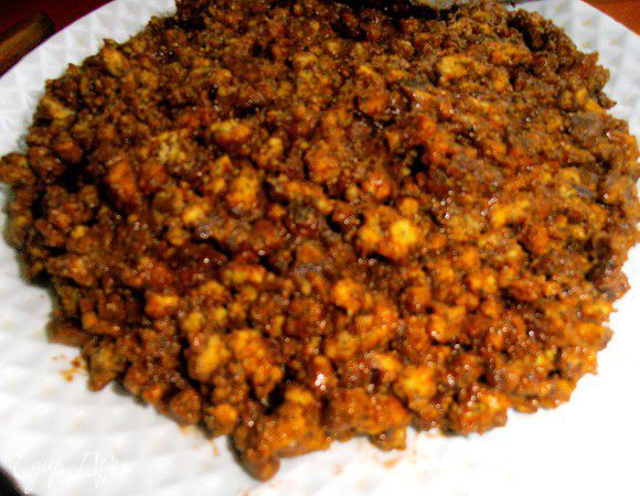 Сразу,пока тёплая,массу выкладывае и утрамбовываем на блюдо...