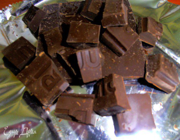 Осталось залить и украсить...Шоколад(я беру для растопки 50% без добавок,по лояльной цене) поломать на кусочки...