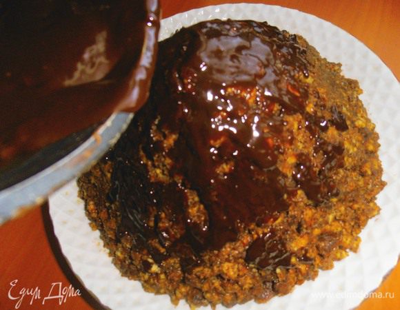 Наливаем по чуть-чуть растопленный шоколад и размазываем ложкой по бокам горки-"муравейника"...