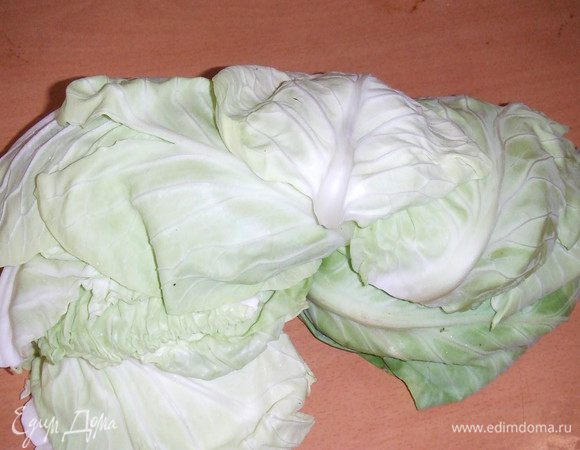 Берем головку  капусты, нужно отделить листочки от кочана.  