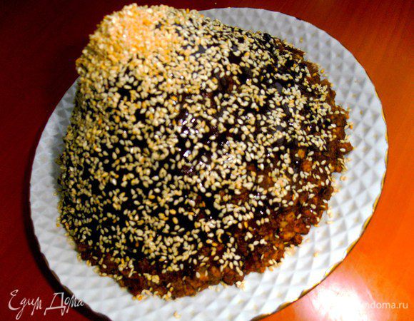 Лучше обжарить заранее и присыпать на ещё незастывший шоколад,тогда семечки лучше"приклеятся"!