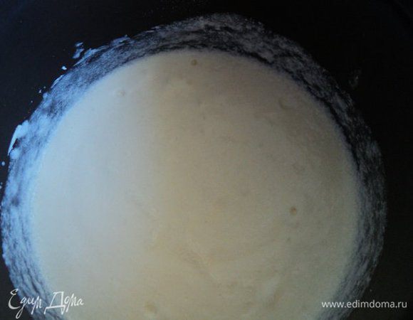 Приготовить заварной крем: в стакане холодного молока размешать муку и крахмал. В остальное молоко добавить сахар и довести до кипения. Влить в кипящее молоко тонкой струйкой смесь молока с мукой и крахмалом. Постоянно мешая, довести до загустения. Добавить ванильный сахар и охладить. Масло взбить миксером, добавляя постепенно заварной крем.