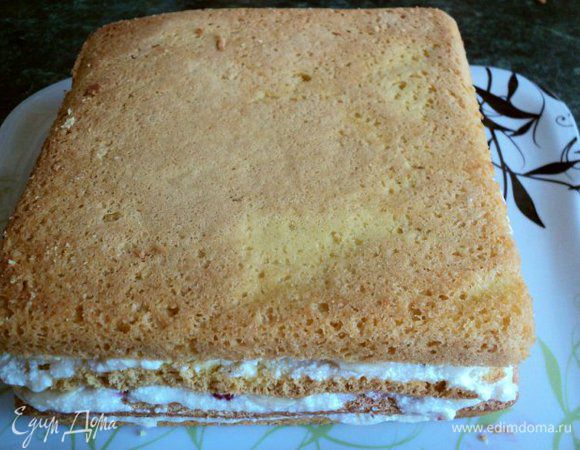 Второй корж смазать слегка кремом и накрыть им сверху первый корж, стороной, смазанной кремом. Далее в том же порядке выложить все слои.