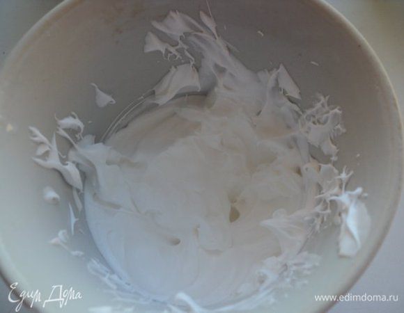Сливки взбить с сахарной пудрой до устойчивых пиков.