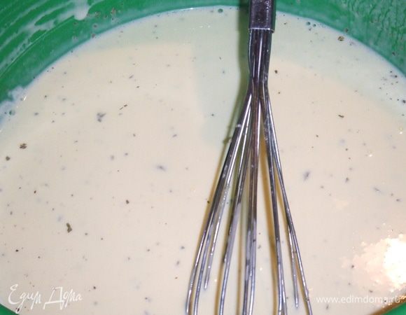 Далее готовим заливку: в миску взбить яйца, сметану, майонез и воду. 
