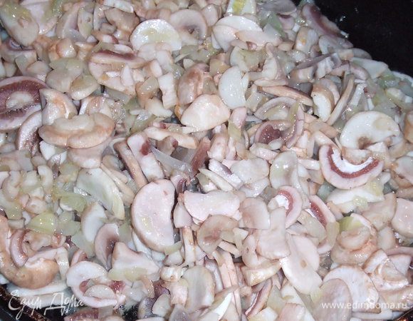 Берем противень, смазываем его растительным маслом и выкладываем слоями:
- 1 слой листья капусты;
- 2 слой гречка;
- 3 слой шампиньоны с луком;
- заливка, и так пока не кончатся ингредиенты. 