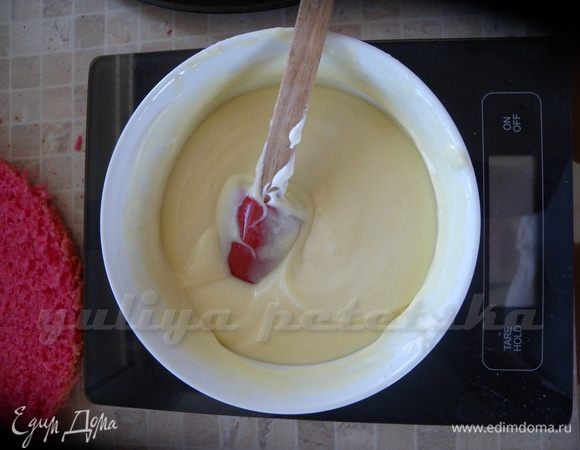 Готовим крем. В последнее время это мой любимейший крем. можно с любым шоколадом. 