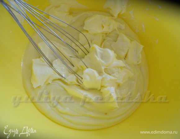 Шоколад растопить, добавить непрерывно помешивая сметану (пожирнее). Затем добавляем размягченное масло  и взбиваем до кремообразного состояния. Если не взбивается так как надо - на пару минут в холодильник. 