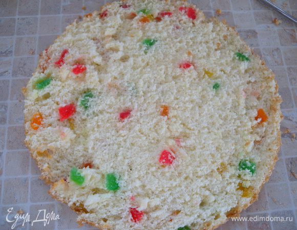 Бисквит остудить. Разрезать на 2 части. пропитать кленовым сиропом (разбавить водой). Разделить крем на 2 части. Одной смазать один корж. Накрыть вторым и смазать кремом верх и бока. 