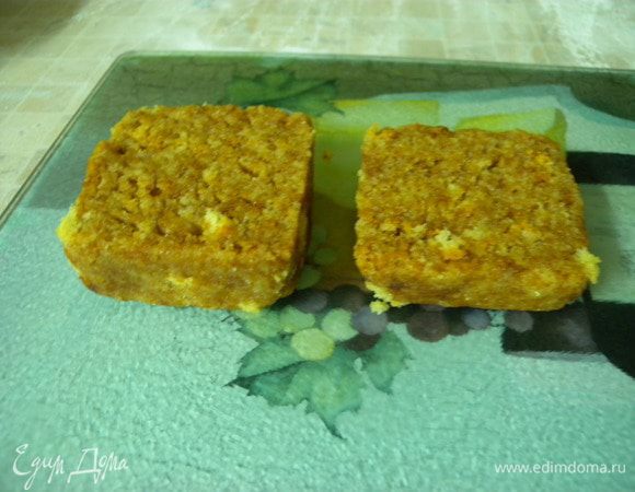 Делаем саму коробочку. У меня был еще один готовый бисквит. Я раскрошила его и добавила немного крема. Сделала как бы пирожное "картошка". Отправила в морозилку кубиком а потом разрезала на 2 части. 