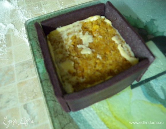 Обмазала масляным кремом и "приклеила" мастику. Мастику не раскатывать тонко. 