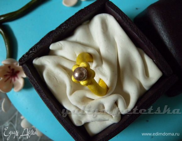 Далее делаем колечко. Я делала не из мастики с маршмеллоу а с желатиновой мастики. Она быстрее сохнет. 