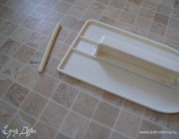 Я раскатываю с помощью гладилки для мастики. Так как руками не получится абсолютно ровно. 