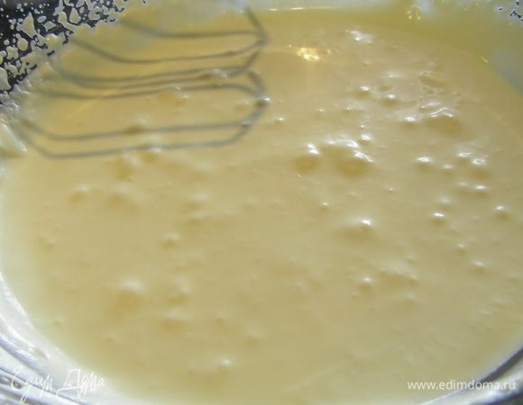 Взбиваем их в пышную пену. У меня они взбились до консистенции нежного крема (где-то посередине между жидкими и густыми).
