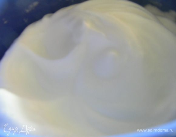 Охлажденные белки взбиваем с сахарной пудрой и лимонным соком в пышную пену. 