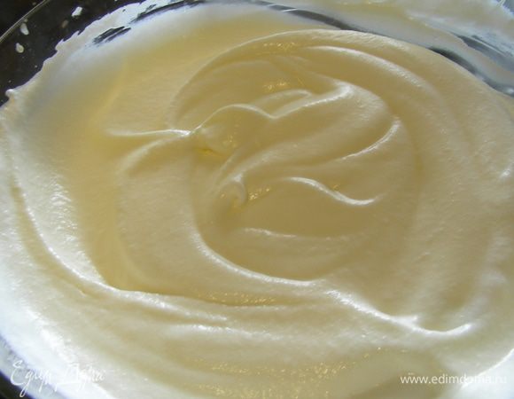 Аккуратно по частям вводим взбитые белки в сливки и перемешиваем, стараясь сохранить как можно больше воздуха. 