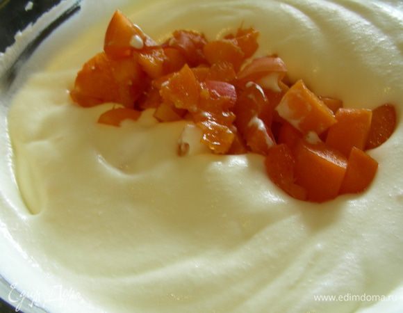 Затем добавляем кусочки абрикосов и аккуратно перемешиваем. Перекладываем мороженое в контейнер и убираем в морозилку на 3 часа. Взбиваем и затем еще держим в морозилке часа 3. Перед подачей можно его еще раз перемешать.
