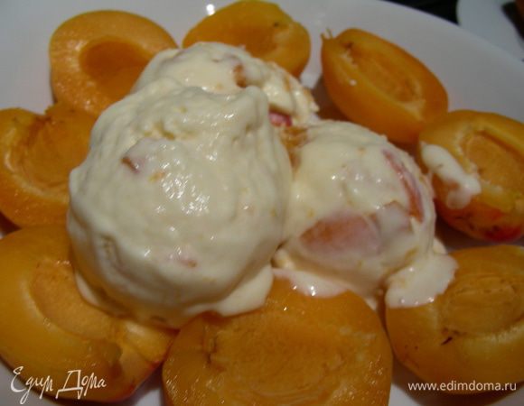 В оригинале пломбир подается в половинках абрикосов. Я его подавала просто с абрикосами. Приятного аппетита)) 
