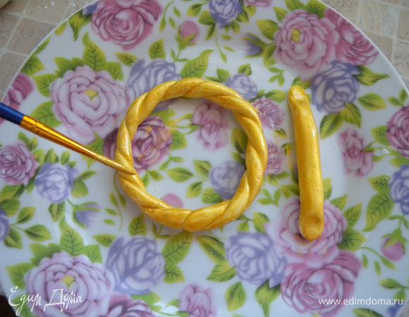 Далее красим кондурином (с капелькой воды). В этот день я еще делала пряжку для ремня. стати, вчера увидела другой способ. Можно рассыпать на столешницу немного кондурина и  раскатывать мастику прям на нем, тогда не нужно красить уже готовое ювелирное изделие. В следующий раз попробую и так. 